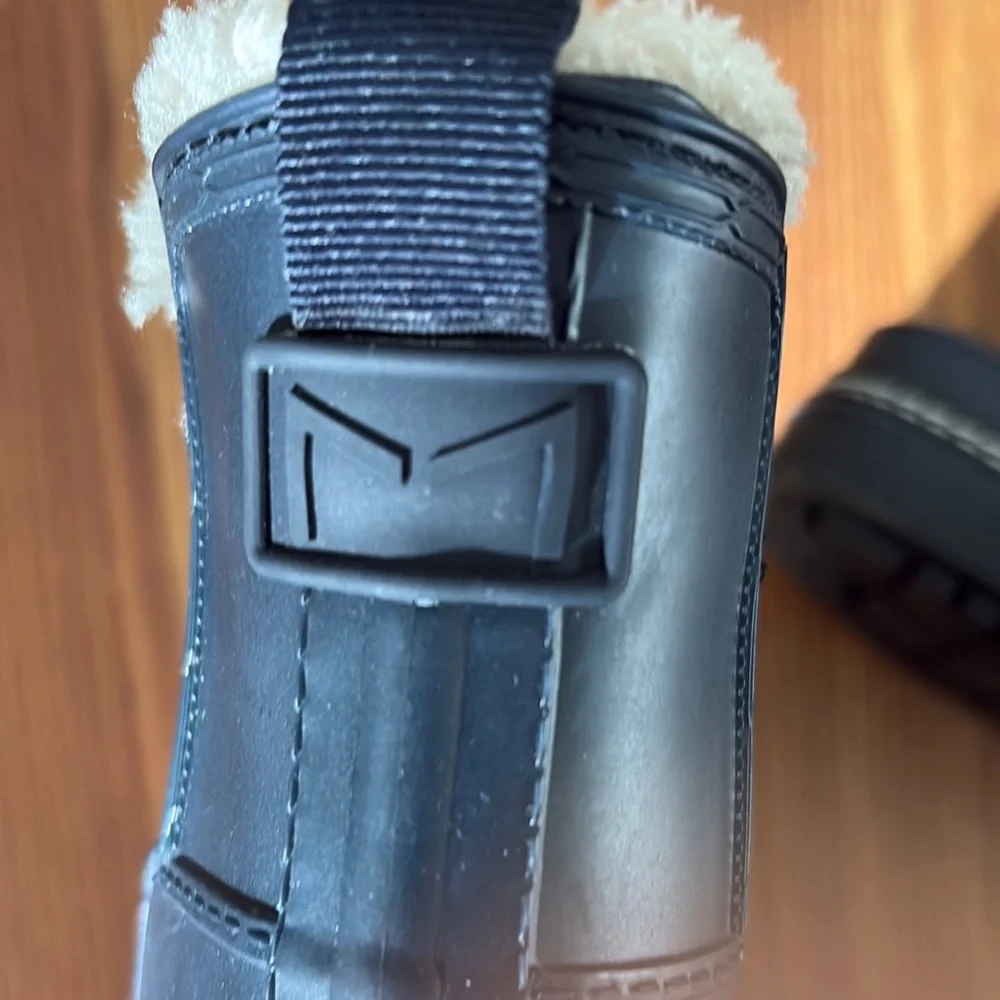 Navy and White Chelsea Winter Boots with Cozy Lining size 8 - Picture 2 of 4